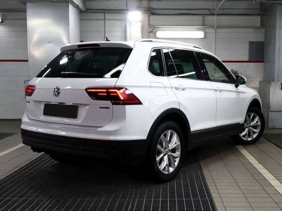 Volkswagen Tiguan, 2020 - фото №2